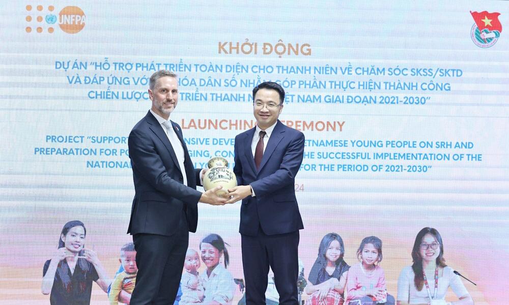 Mr. Matt Jackson and Secretary of the HCYU Central Committee Nguyen Tuong Lam at the launching ceremony of a project to support comprehensive development of young people on SRH