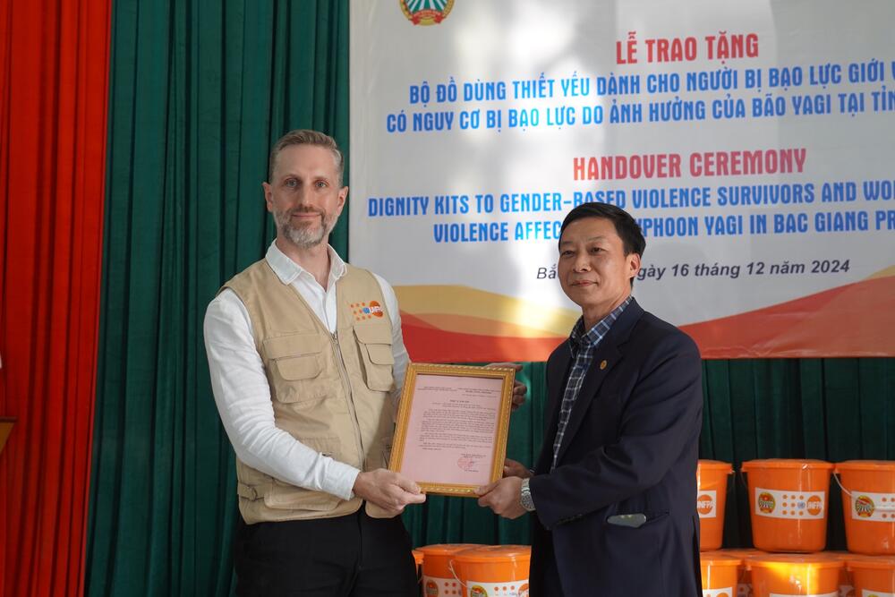 Matt Jackson receive the Letter of Gratitude from Bac Giang Farmers' Union