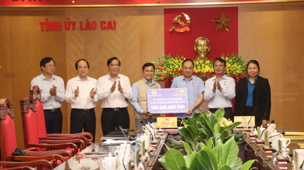 UNFPA gives cash assistance to older persons in Lao Cai province